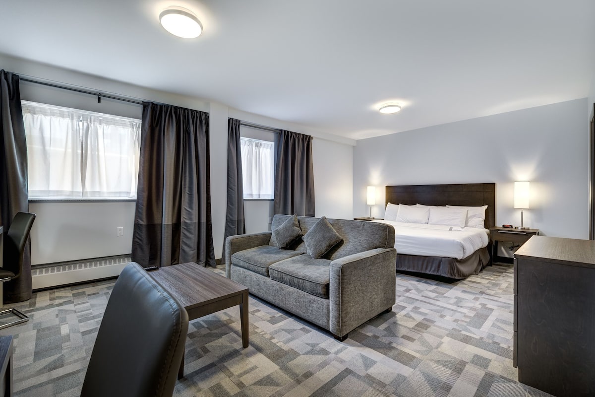 Superior Studio, Kitchenette | In-room safe, desk, blackout drapes, soundproofing