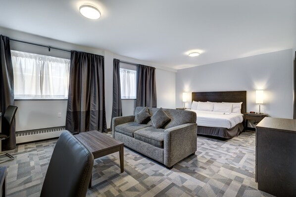 Estudio superior, cocineta | Caja de seguridad en la habitación, escritorio y cortinas blackout 