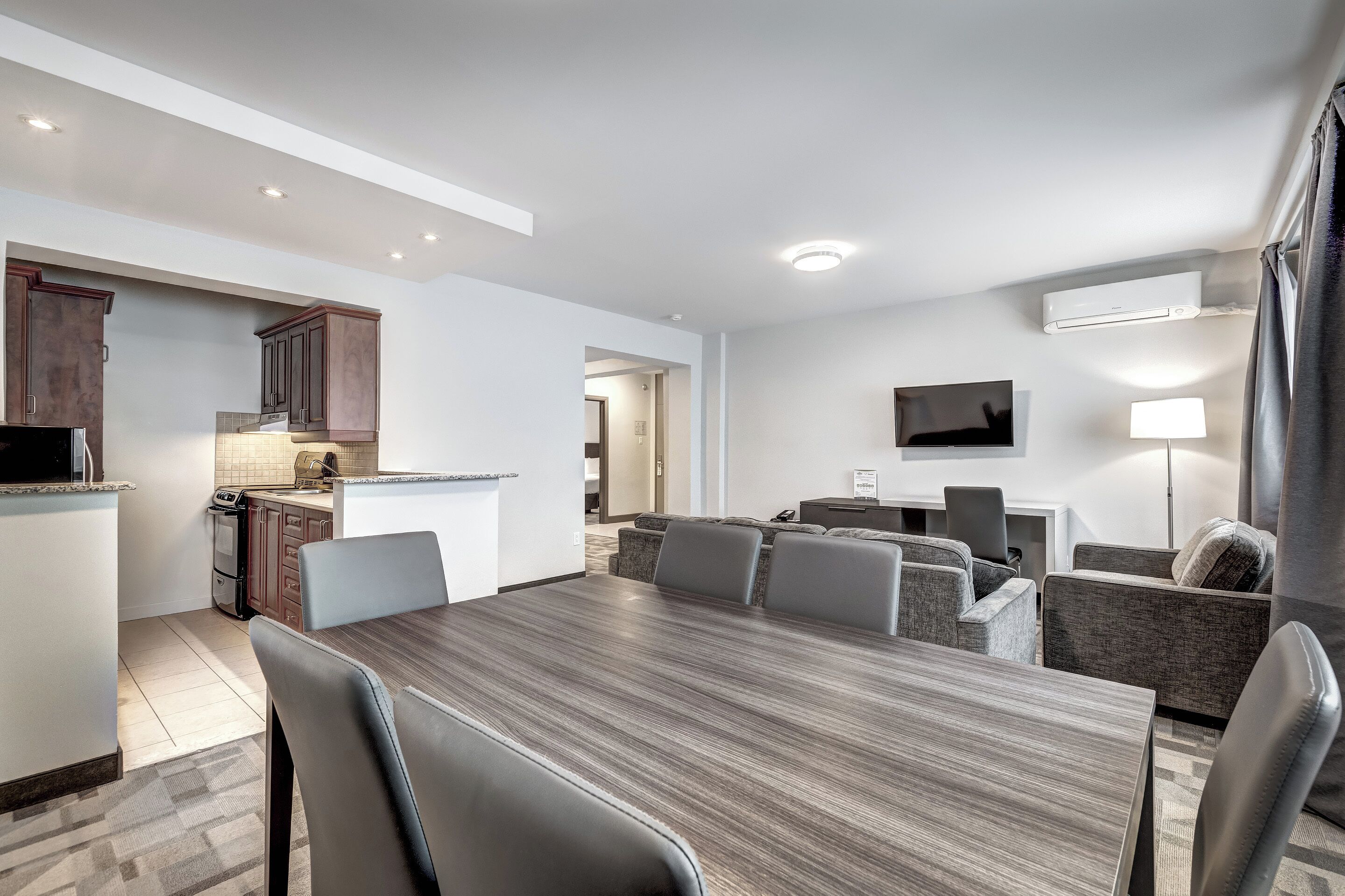 Suite, 2 habitaciones | Área de sala de estar | Televisión de pantalla plana 