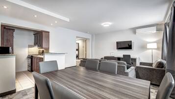 Suite, 2 habitaciones | Área de sala de estar | Televisión de pantalla plana