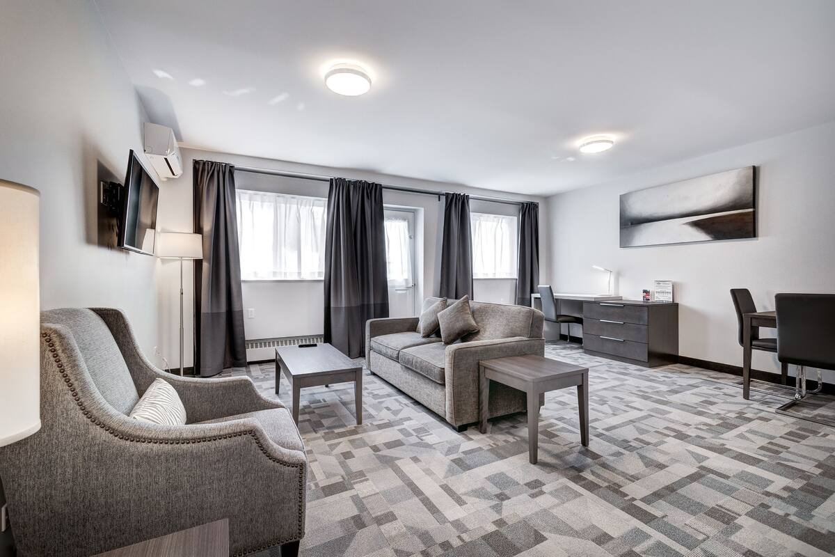 Superior Suite, Kitchen | In-room safe, desk, blackout drapes, soundproofing