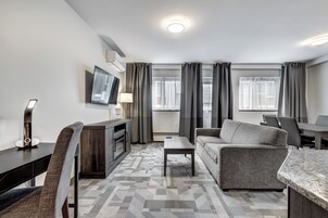 Suite, 2 chambres | Aire de séjour | Téléviseur à écran plat