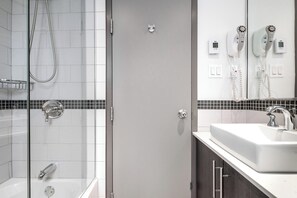 Suite - 2 soveværelser | Badeværelse | Gratis toiletartikler, hårtørrer, håndklæder, Sæbe