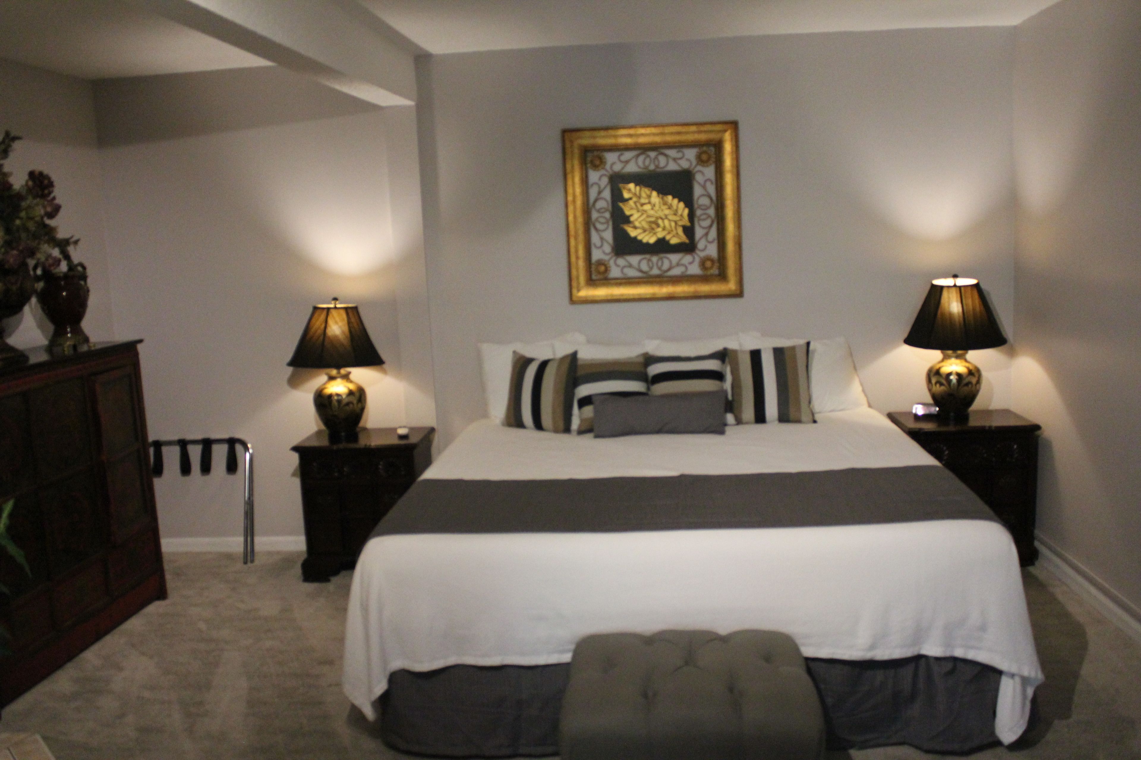 Honeymoon Suite, 1 King Bed, Jetted Tub, Mountain View | Living area | Flat-screen TV