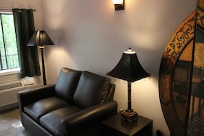 Deluxe Suite, 1 King Bed, Jetted Tub, Mountain View | Living area | Flat-screen TV