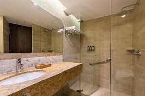 Habitación Deluxe, 1 cama de matrimonio (Deluxe Junior Suite Queen Bed) | Baño | Ducha, artículos de higiene personal gratuitos y toallas