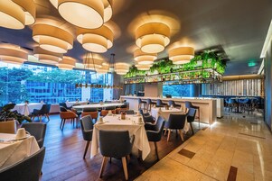 供應早餐、午餐及晚餐