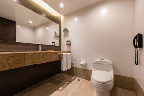 Habitación superior, 2 camas individuales | Baño | Ducha, artículos de higiene personal gratuitos y toallas