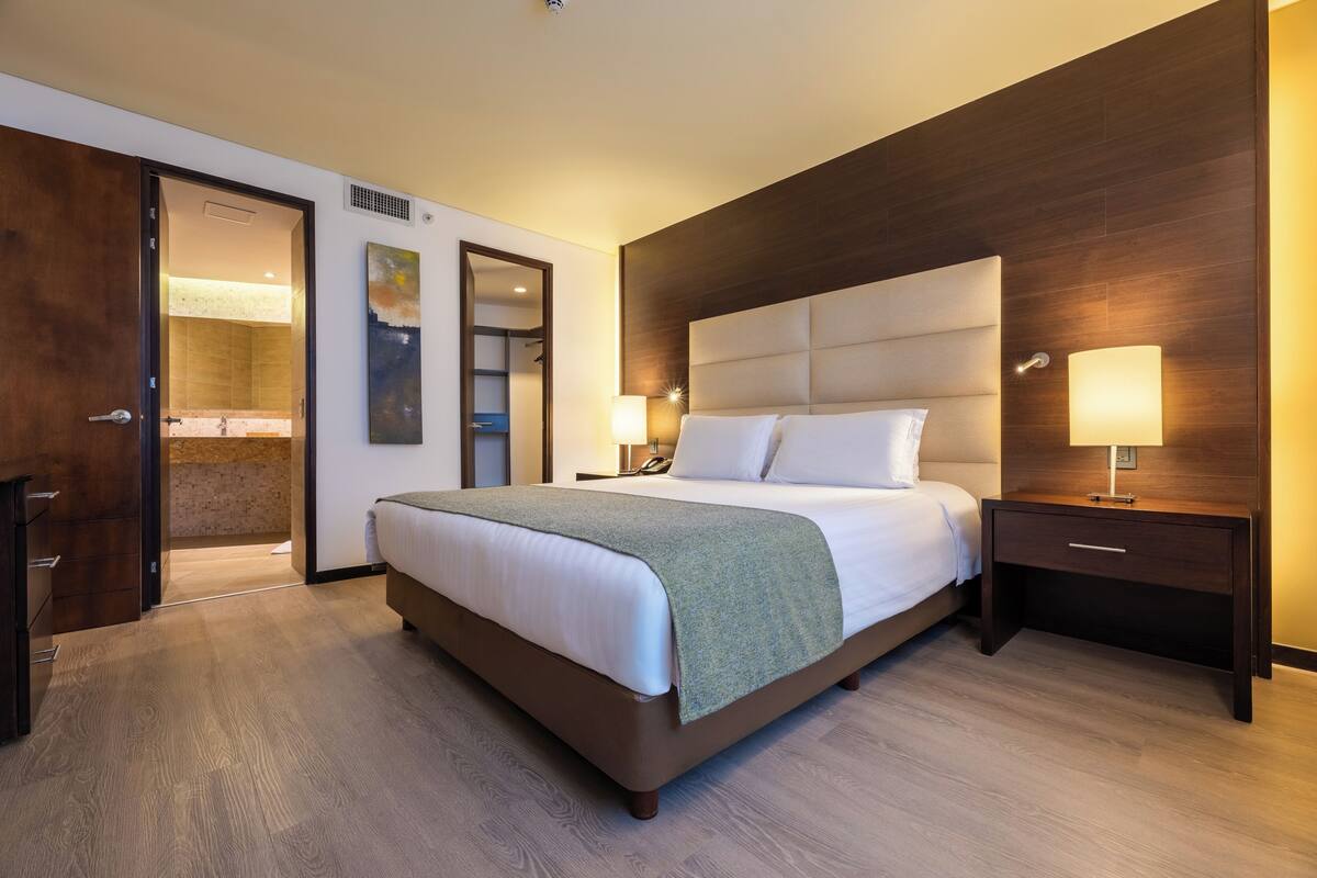 Deluxe-huone, 1 keskisuuri parisänky (Deluxe Junior Suite Queen Bed) | Ylelliset vuodevaatteet, pillowtop-patjalliset sängyt, minibaari