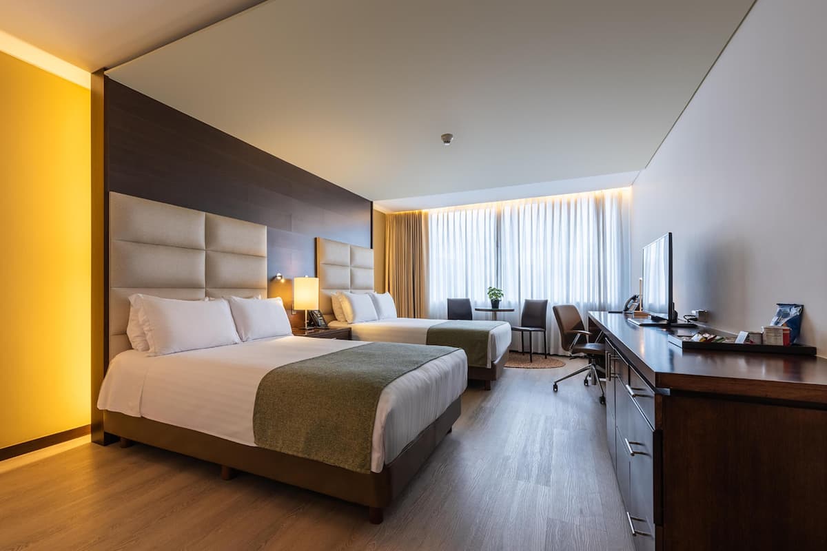 Ropa de cama de alta calidad, camas con pillow-top y minibar
