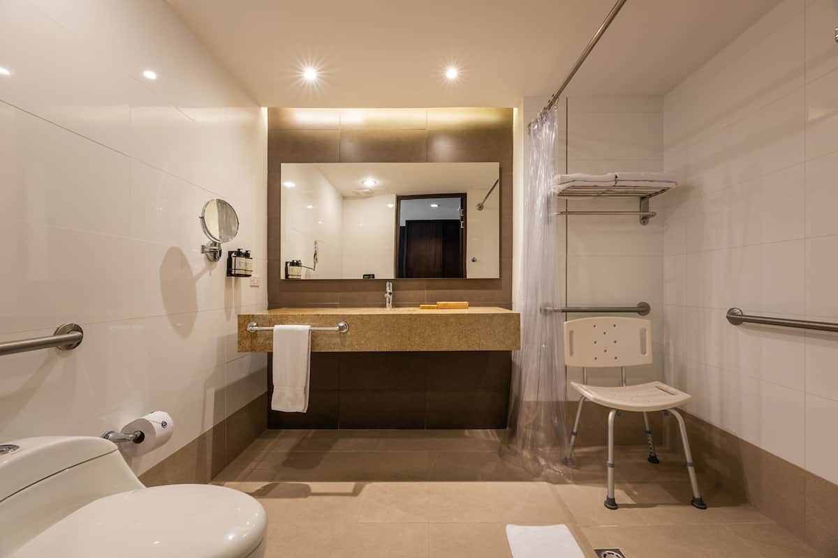 standard room, 1 queen bed | bathroom | shower, free toiletries, towels