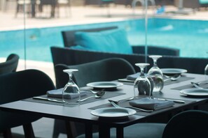 Lunch and dinner served, international cuisine