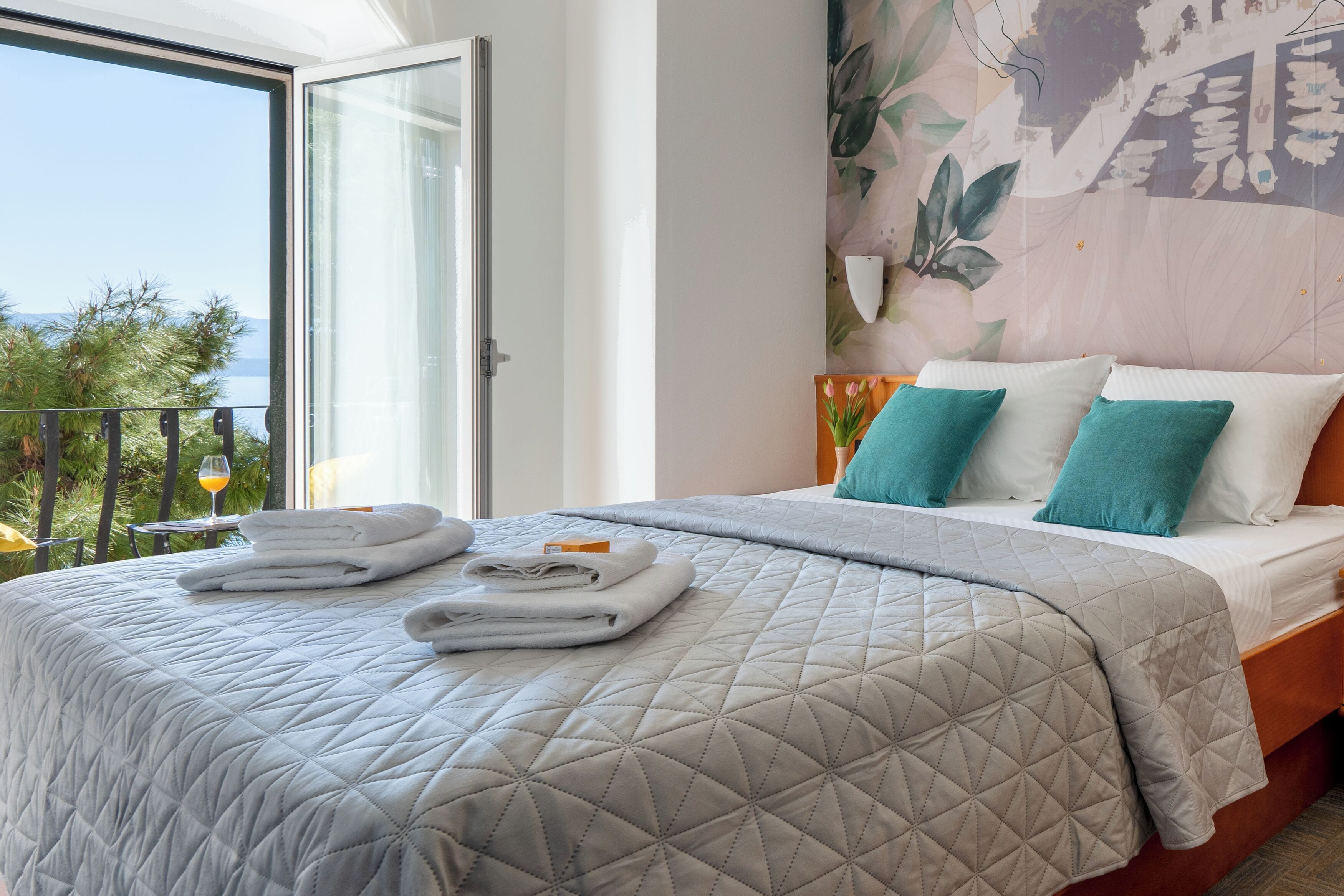 Habitación doble estándar, 1 habitación, balcón, vista parcial al mar | Caja de seguridad en la habitación, escritorio y cunas gratuitas 