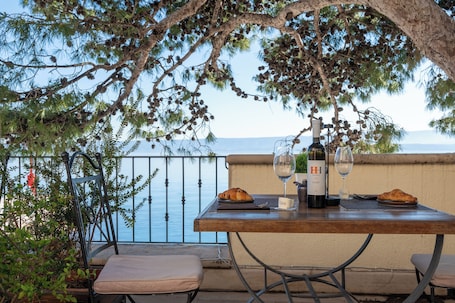2 restaurantes; se sirven desayunos . Hotel Kaštil