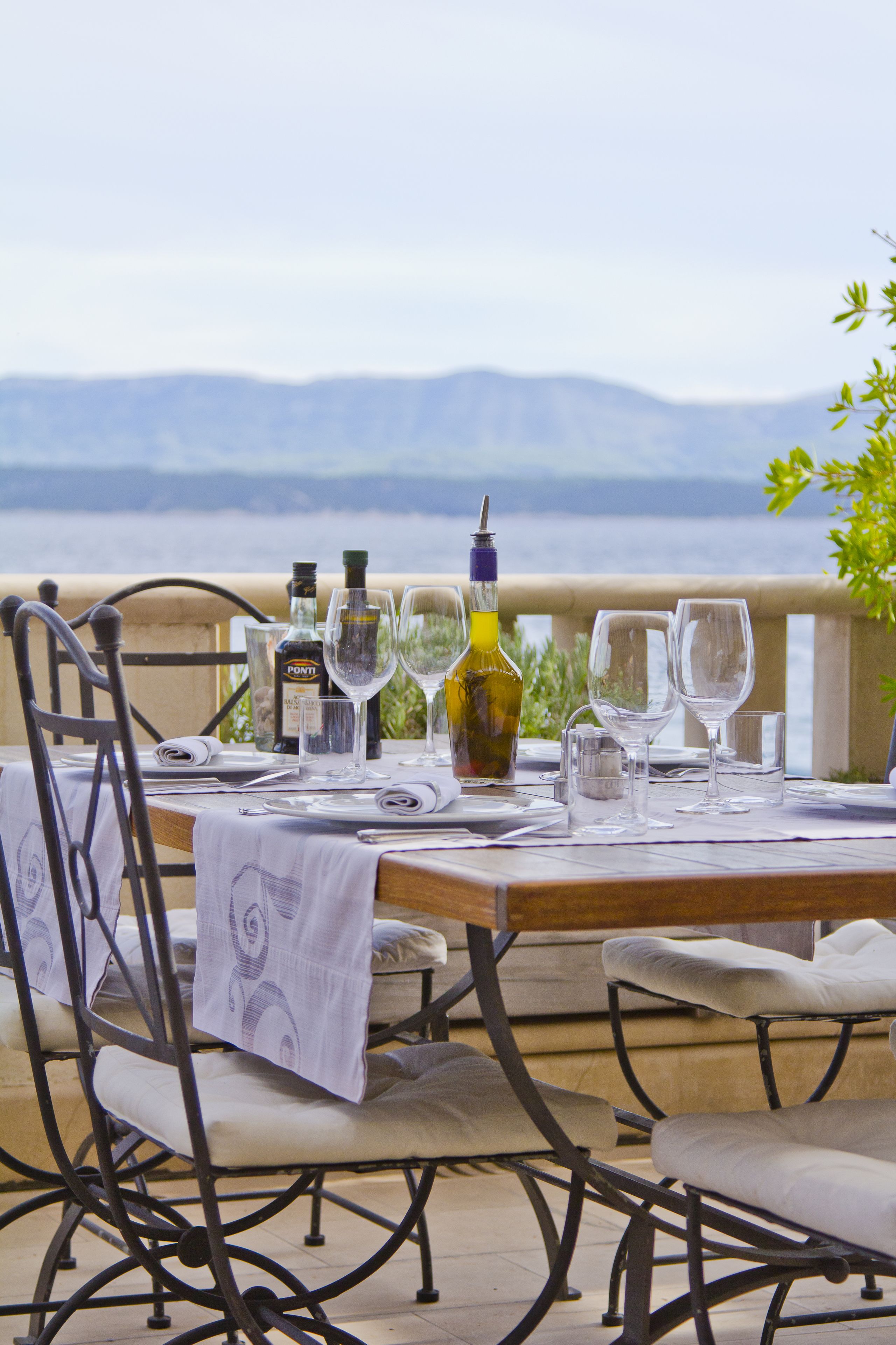 بوفيه فطور مجانًا يوميًا