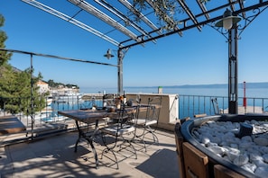 2 restaurants; breakfast, lunch, dinner and brunch served 