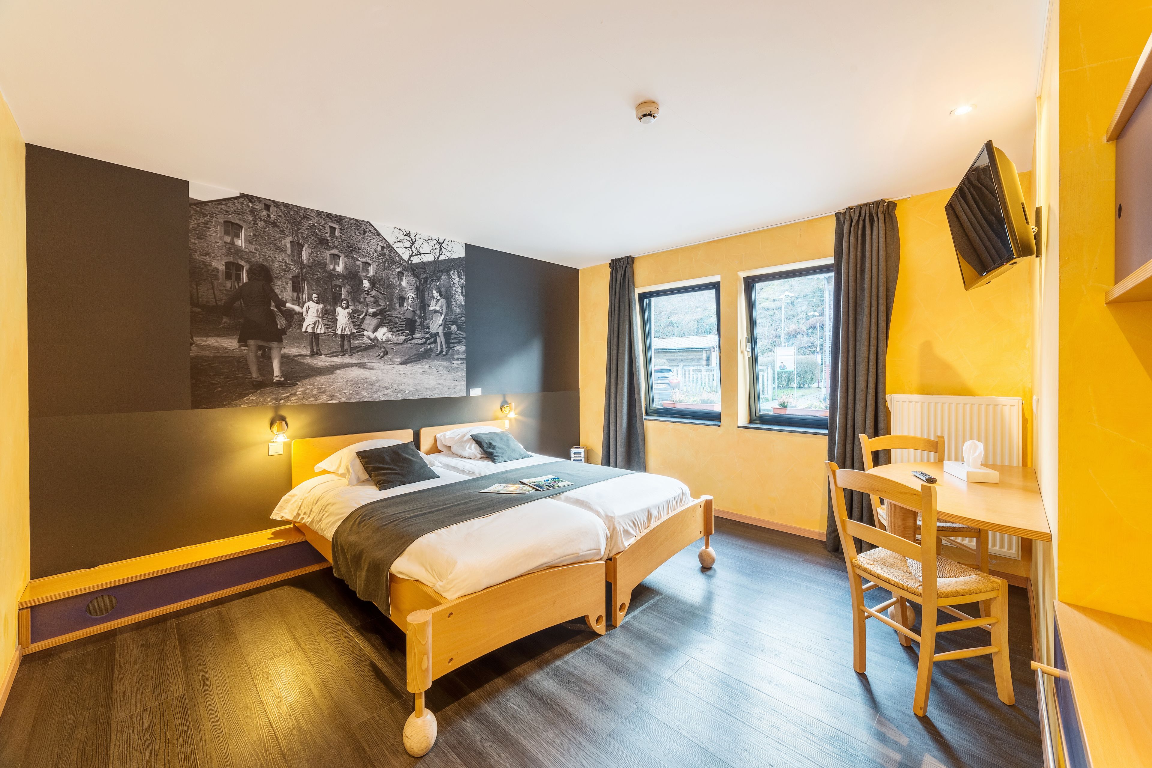 free cots/infant beds, free wired internet