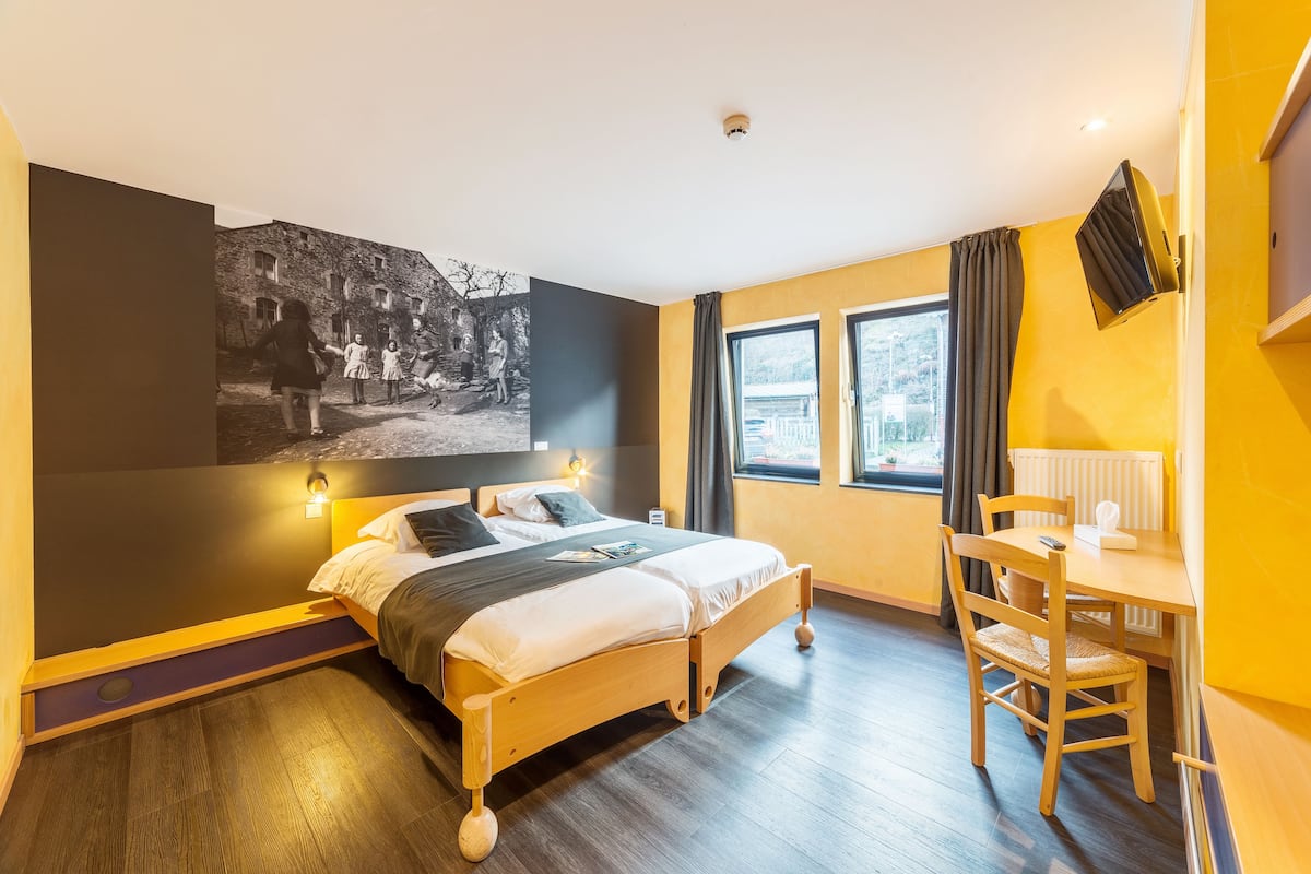 free cots/infant beds, free wired internet