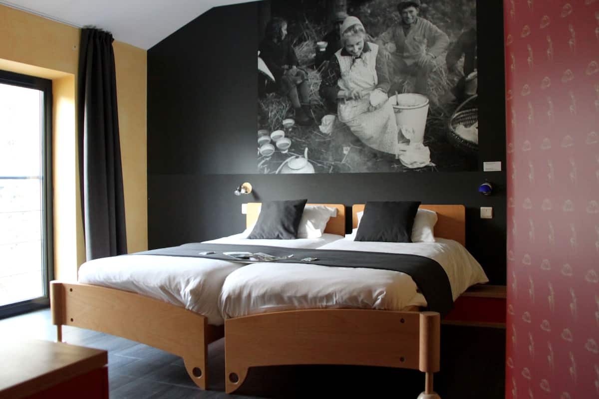 free cots/infant beds, free wired internet