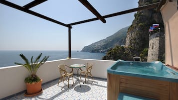 Suíte estúdio romântica, 1 quarto, terraço, vista para o mar | Frigobar, cofres nos quartos, escrivaninha, cortinas blackout