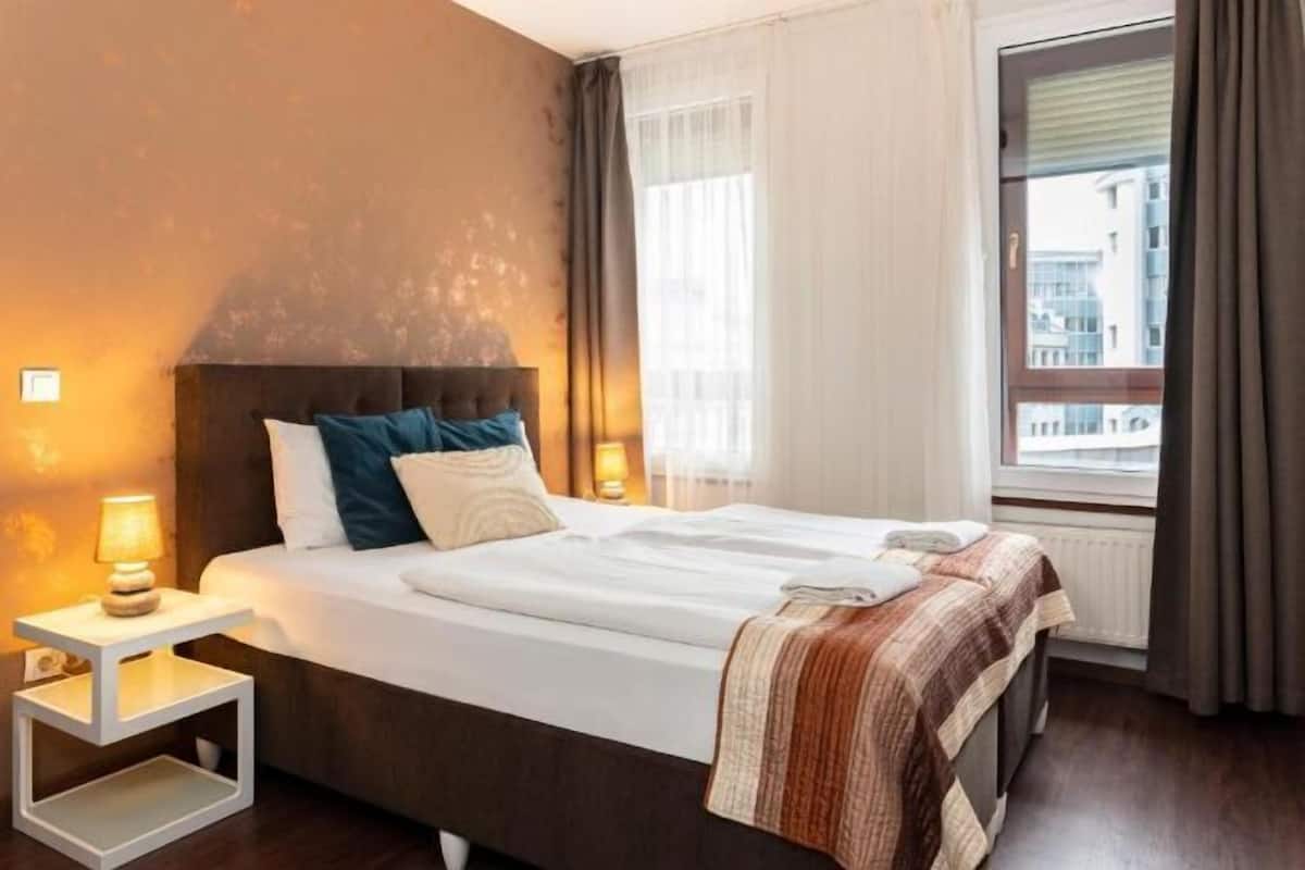 1 slaapkamer, een kluis op de kamer, geluiddichte muren