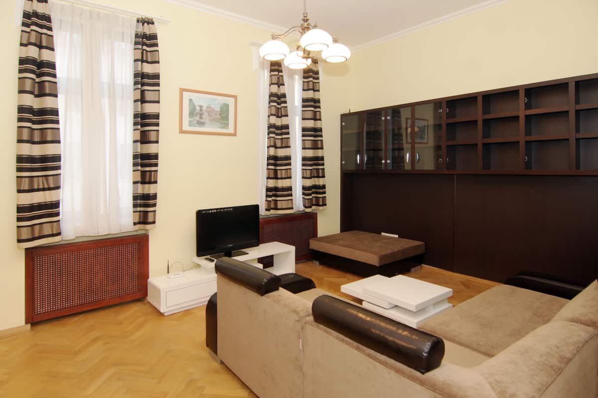 Deluxe appartement, 3 slaapkamers | Woonruimte | Een flatscreentelevisie