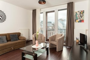 Deluxe-Apartment, 1 Schlafzimmer, Balkon | Wohnbereich | Flachbildfernseher