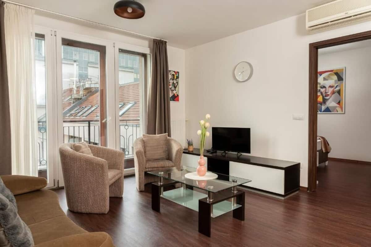 Deluxe Apartment, 1 Bedroom, Balcony | Living room | Flat-screen TV