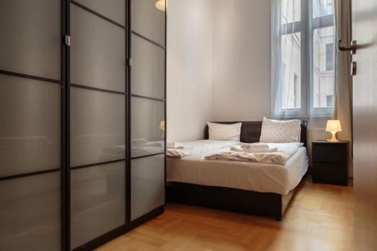 1 slaapkamer, een kluis op de kamer, geluiddichte muren