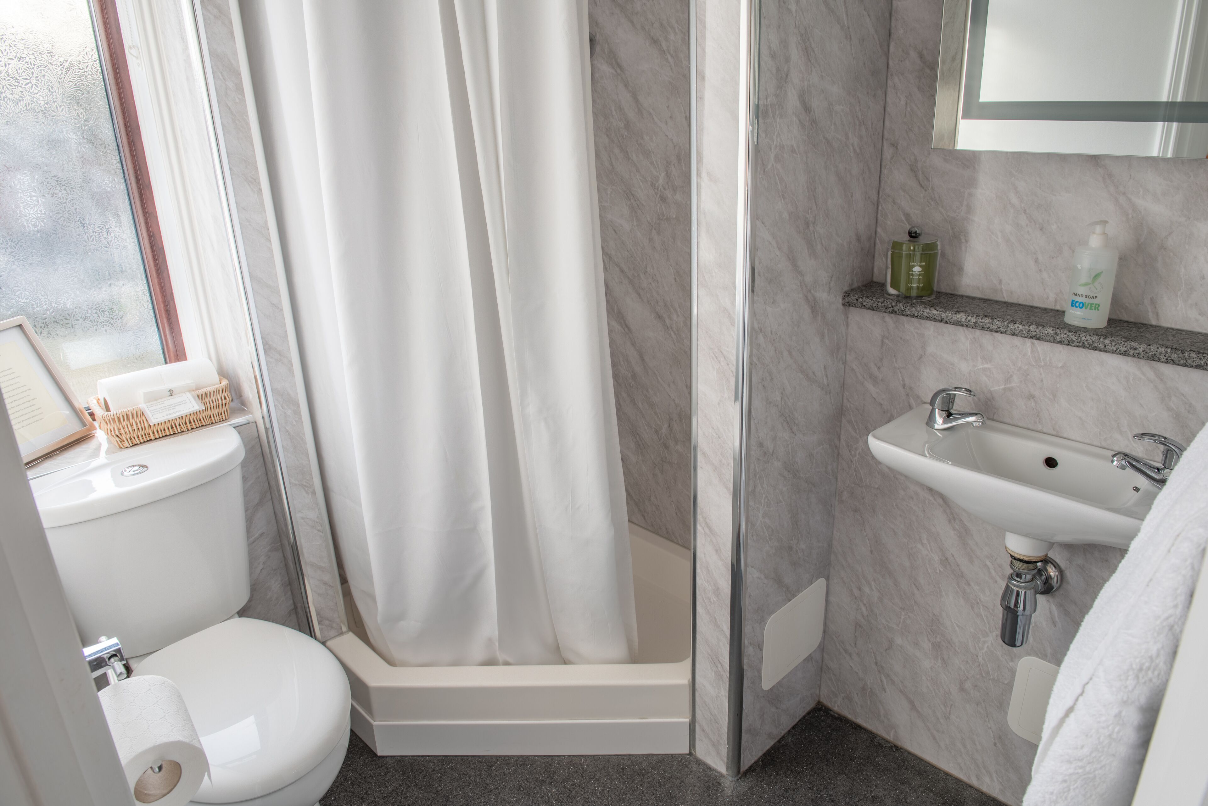 Superior Twin Room, 2 Single Beds, Non Smoking, Microwave | Bathroom | Shower, free toiletries, hair dryer, towels