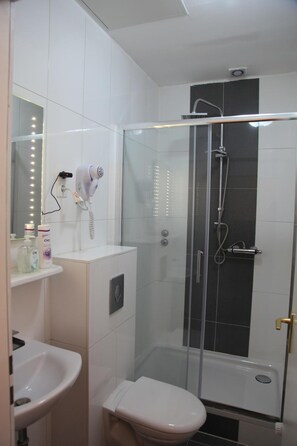 Dusche, Haartrockner, Handtücher, Shampoo