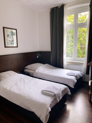 Zweibettzimmer | Schreibtisch, schallisolierte Zimmer, kostenloses WLAN, Bettwäsche
