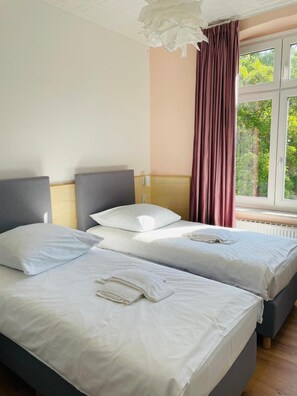 Een bureau, geluiddichte muren, gratis wifi, beddengoed