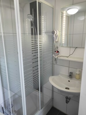 Zweibettzimmer | Dusche im Bad