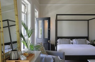 Ropa de cama de alta calidad y minibar 