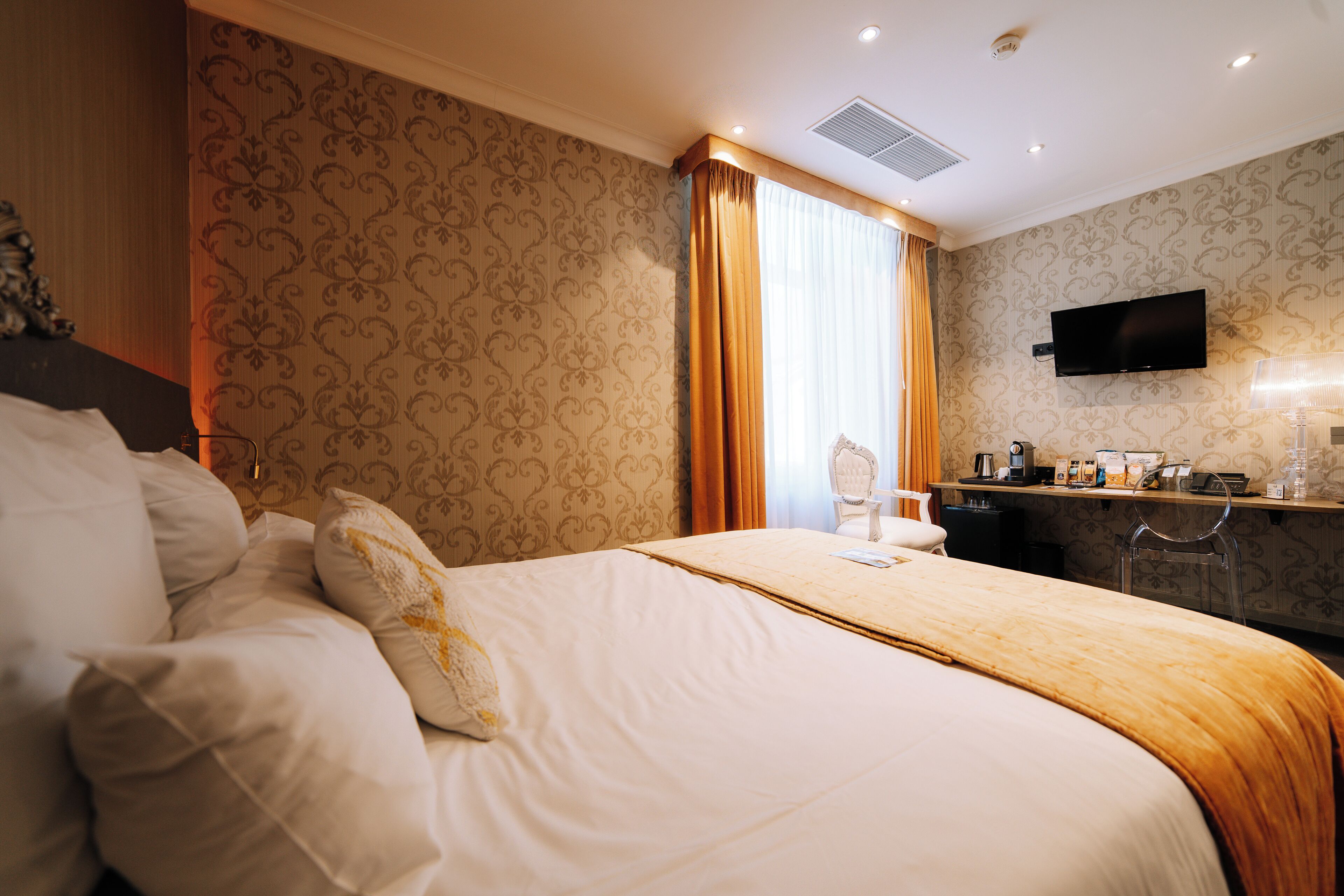 club double room | minibar, in-room safe, desk, blackout curtains