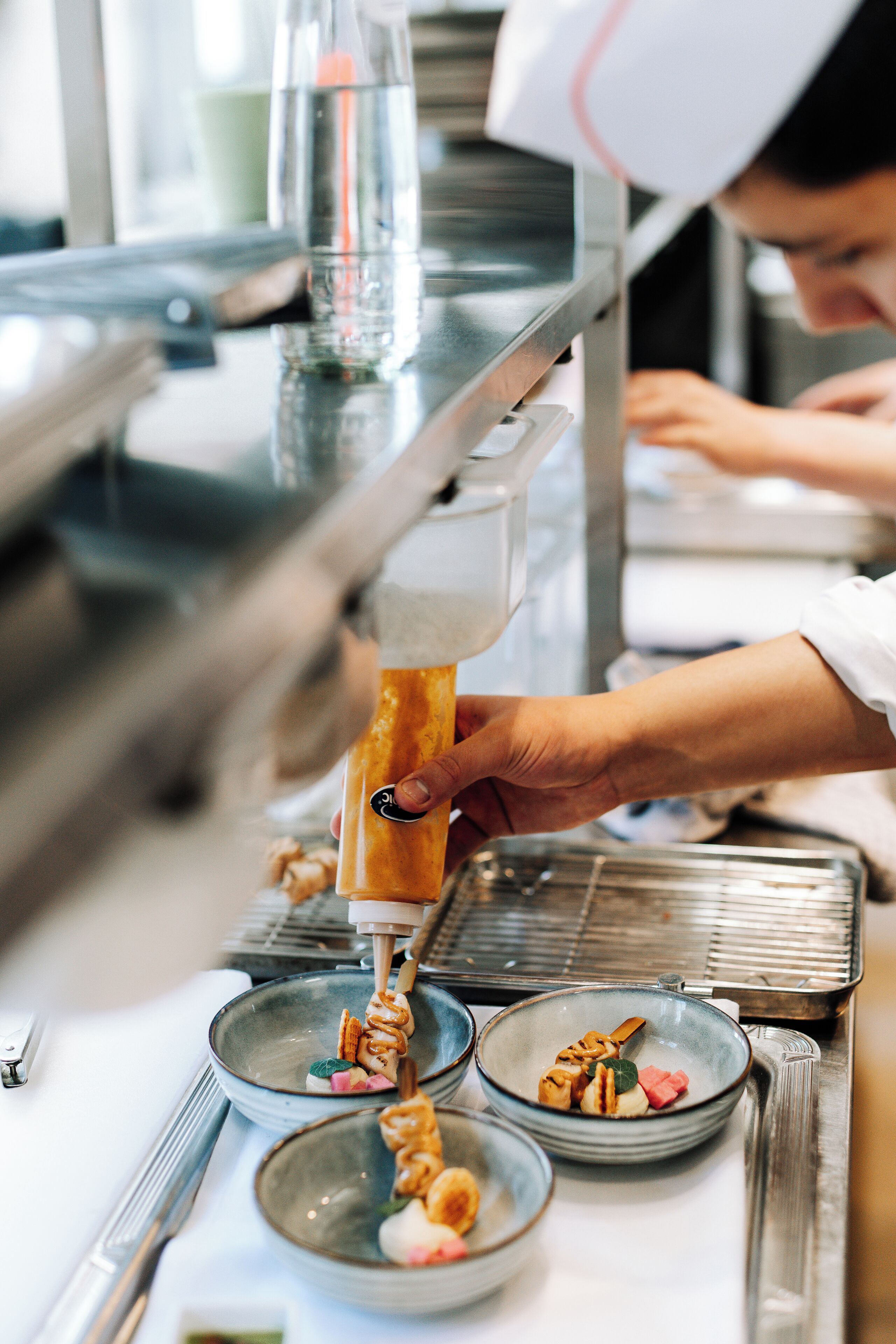 Un chef preparando comida, destacando el proceso de cocción.
