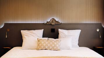 Minibar, coffres-forts dans les chambres, bureau, rideaux occultants