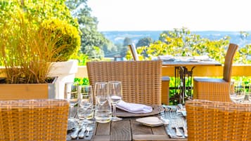 تناول الطعام بالخارج