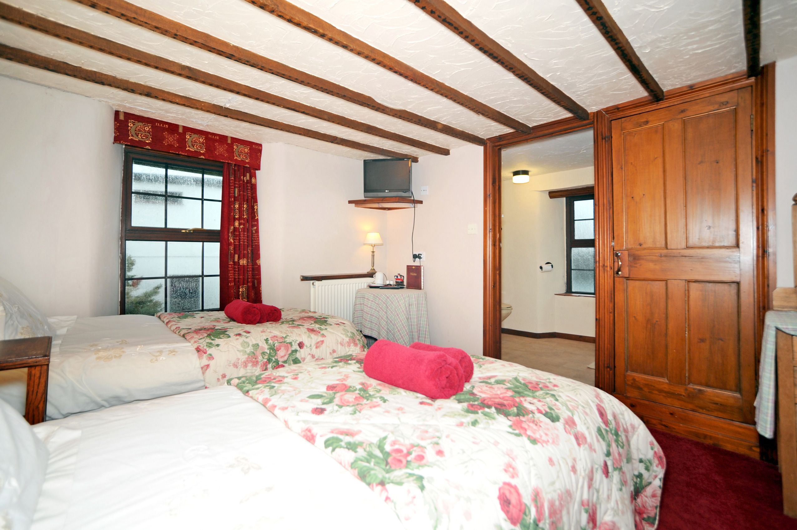 Standard Room, 2 Twin Beds, Ensuite | Iron/ironing board, rollaway beds, bed sheets