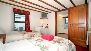 Standard Room, 2 Twin Beds, Ensuite | Iron/ironing board, rollaway beds, bed sheets