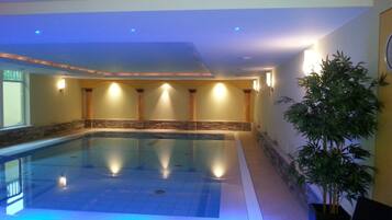 Hồ bơi trong nhà, mở cửa từ 7:30 đến 20:30, ghế dài tắm nắng