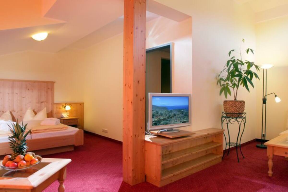 Superior-studio, parveke | Tallelokero huoneessa, työpöytä, ilmainen Wi-Fi, vuodevaatteet