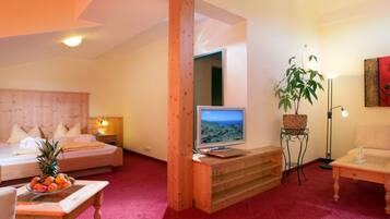 Studio Superior, ban công | Két bảo mật tại phòng, bàn, truy cập Internet không dây miễn phí