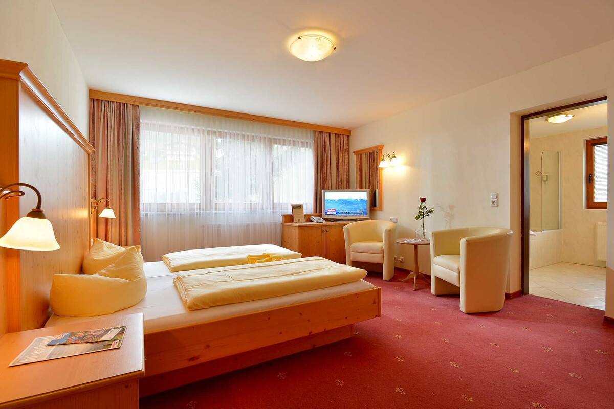 Kahden hengen huone | Tallelokero huoneessa, työpöytä, ilmainen Wi-Fi, vuodevaatteet