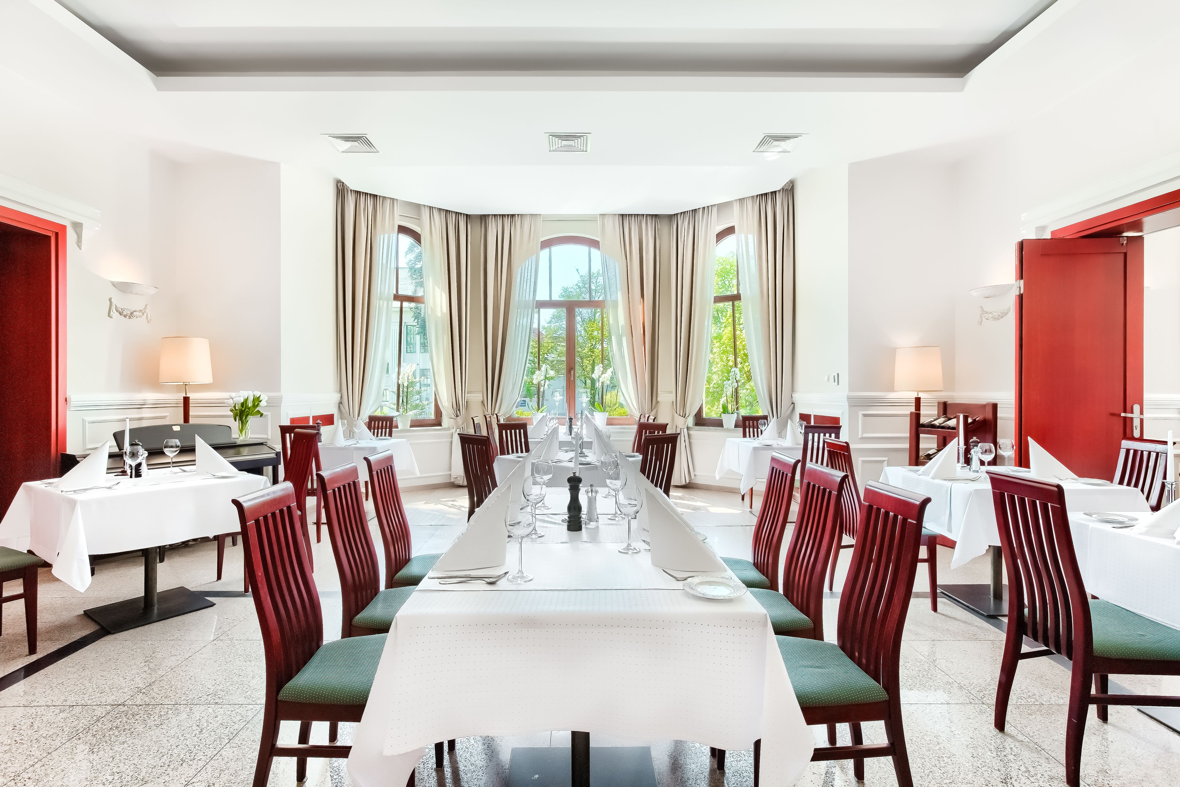 daily buffet breakfast (pln 35 per person)