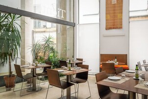 Desayuno continental diario (EUR 8 por persona)