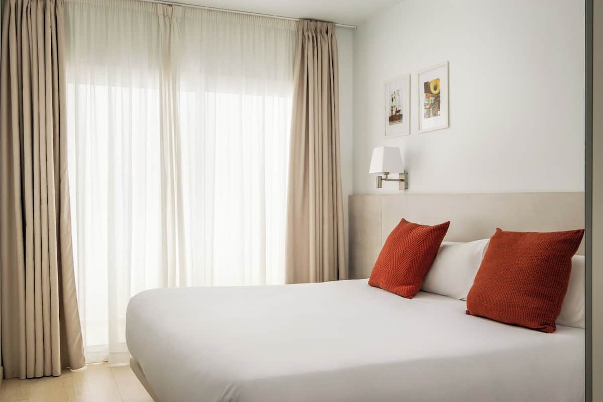 Daunenbettdecken, Pillowtop-Betten, Zimmersafe, individuell dekoriert