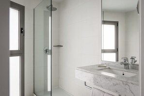 Habitación familiar, 1 habitación | Baño | Artículos de higiene personal gratuitos, secador de pelo, bidé y toallas