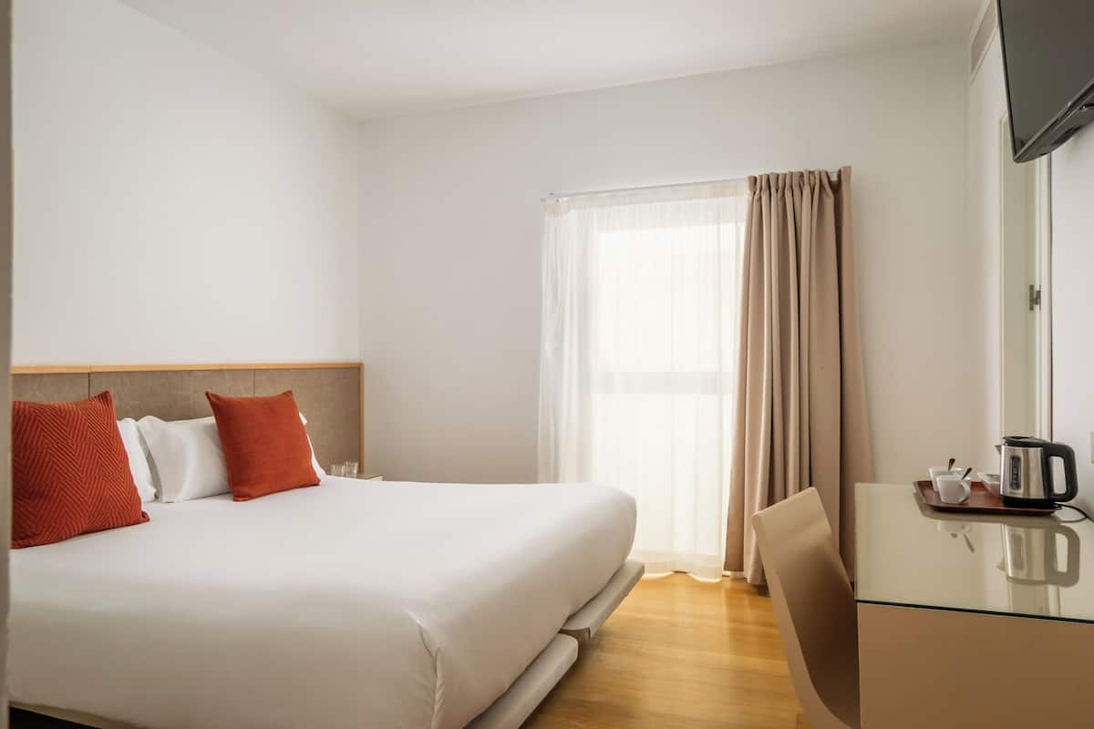 Standard-Doppelzimmer | Daunenbettdecken, Pillowtop-Betten, Zimmersafe, individuell dekoriert